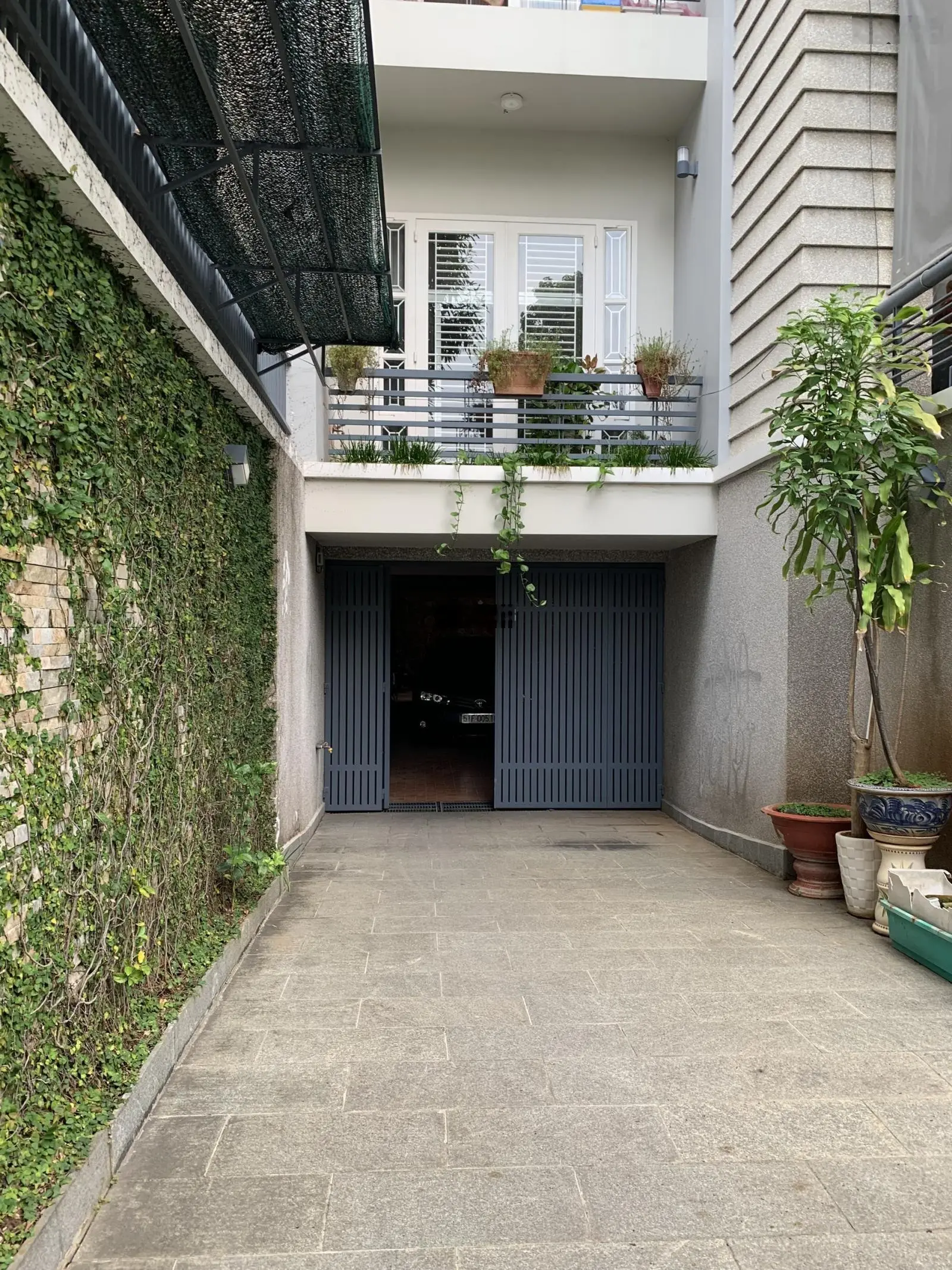 Giảm nhanh 5 tỷ - bán biệt thự khu compound đường Xuân Thủy - 209m2 - 3 lầu đẹp. Chỉ 44 tỷ