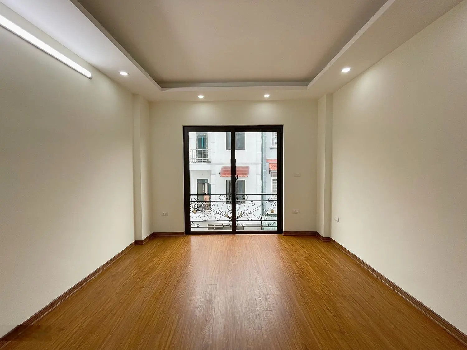 Bán gấp nhà 4 tầng, đồng nhân, đông la, oto đỗ cửa. full đồ lh 0941 911 ***