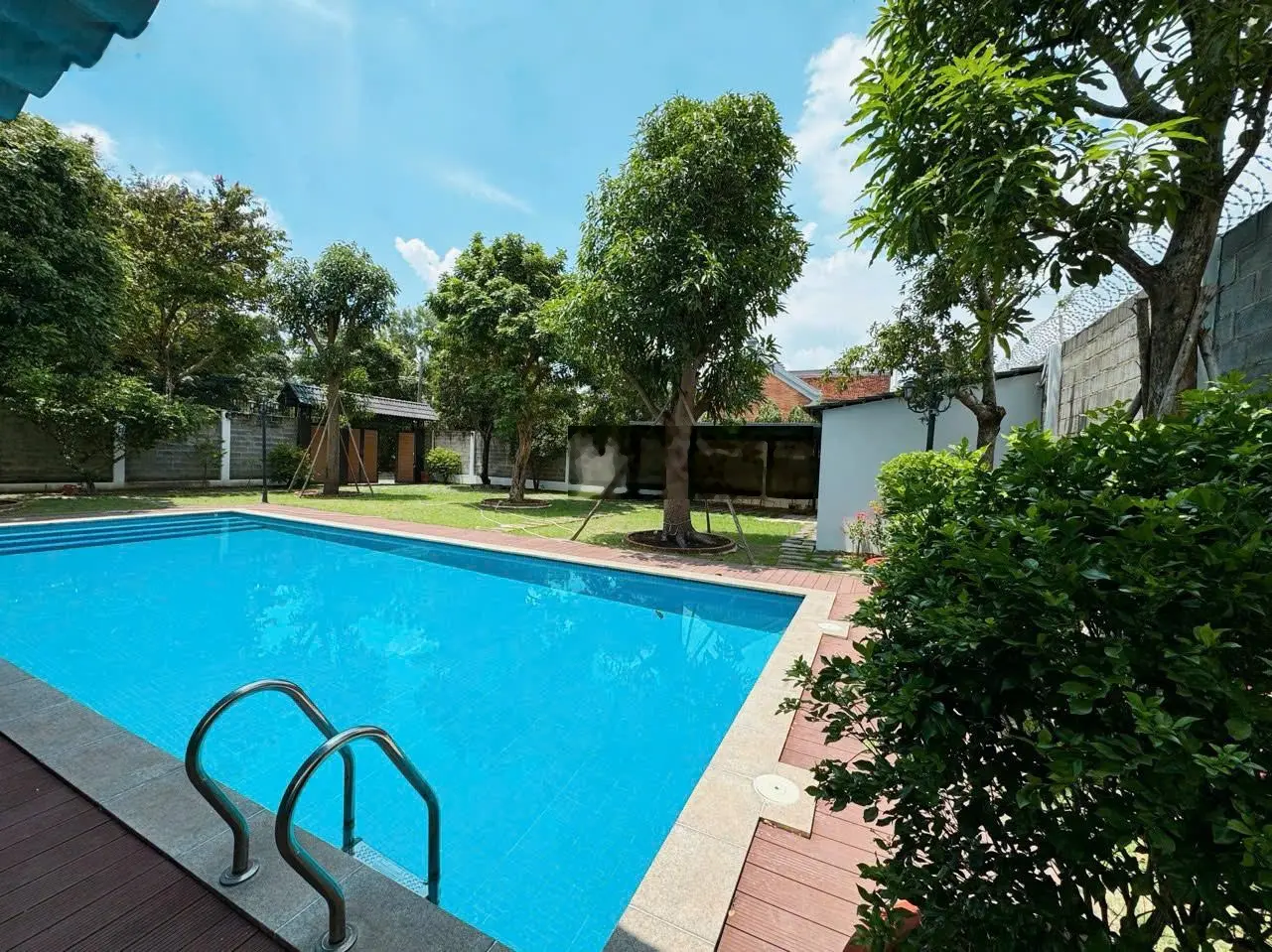 Biệt thư sân vườn nghỉ dưỡng Hóc Môn, hồ bơi, DT 35mx25m, đường 10m, diện tích 875m2, 5PN 6WC