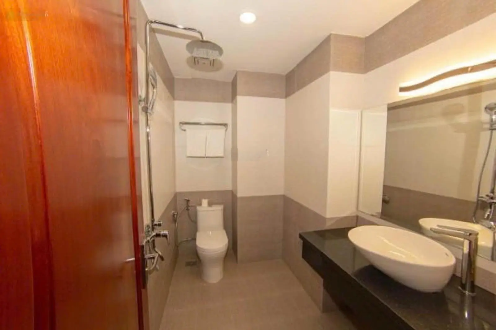 Cần bán khách sạn 7 tầng khu Quân Trấn (khu phố Tây sầm uất) - Giá chỉ 17tỷ (thương lượng)
