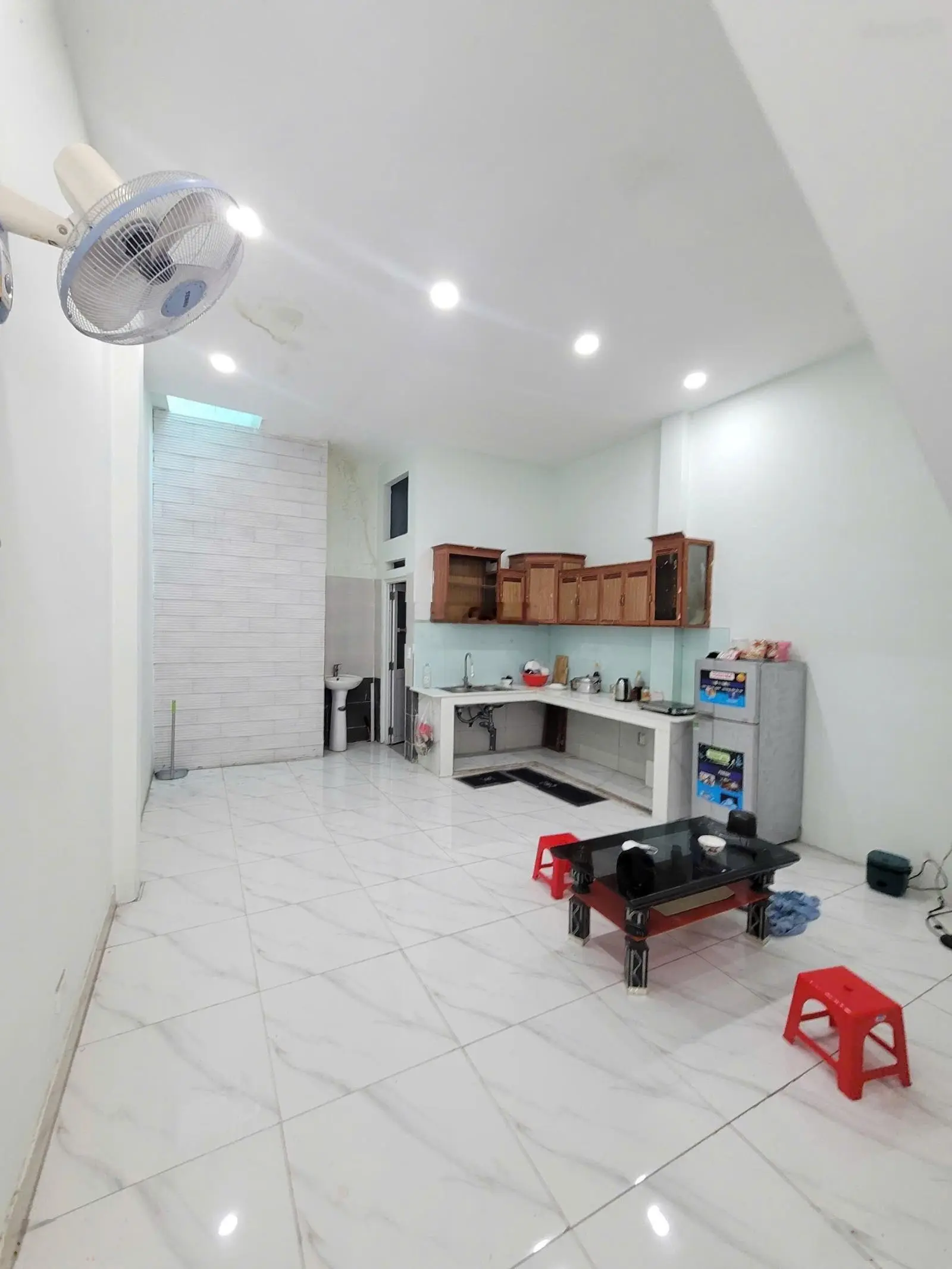 Nhà 4.6x15.5m, 2 lầu, 3.85 tỷ TL, Trung tâm hành chính Dĩ An, nhà còn mới, đường OTO thông 2 đầu