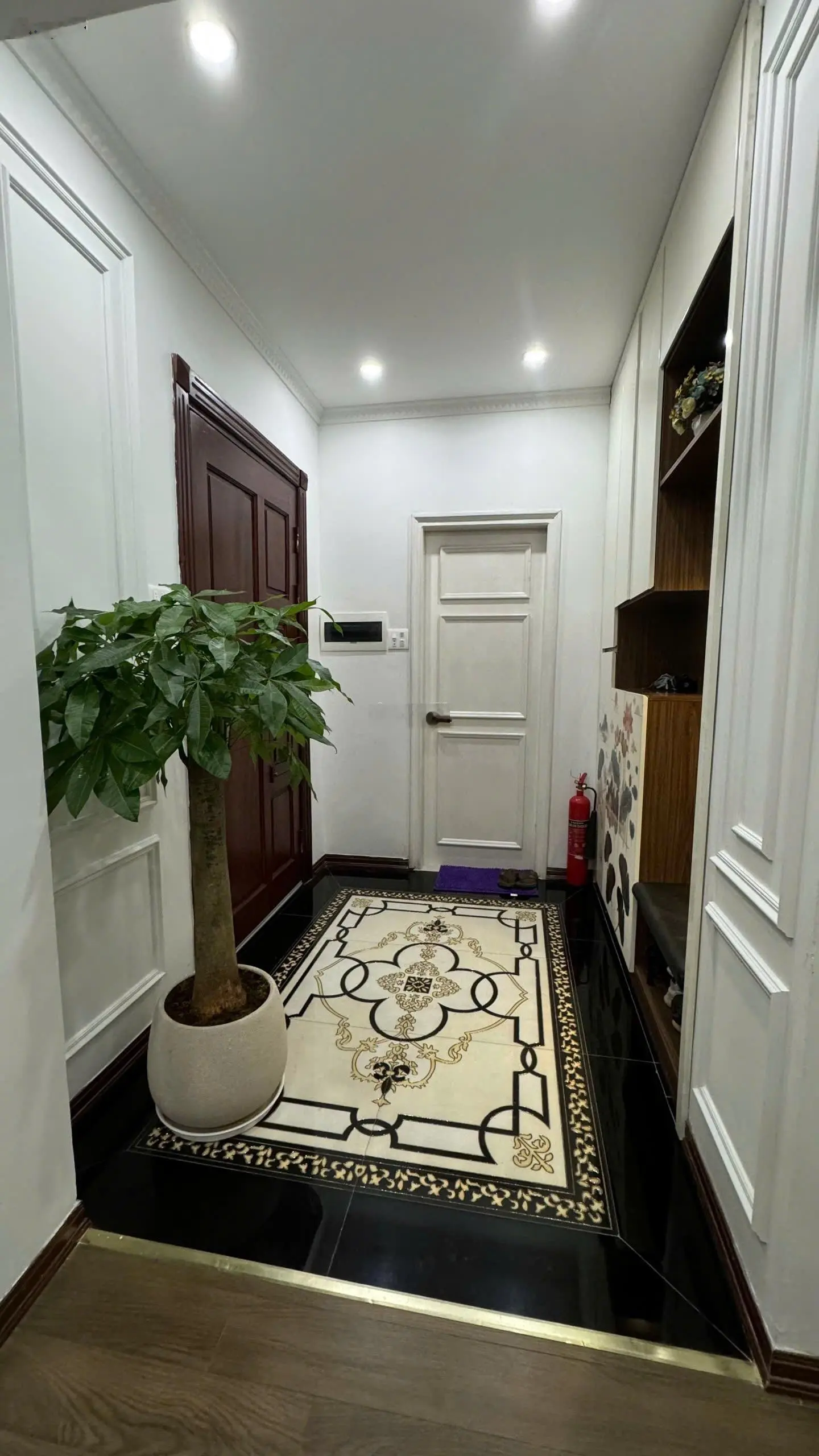 Chính chủ bán căn hộ 4 ngủ 150m2 giá 9.4 tỷ. Đc: Vimeco Nguyễn Chánh. Nội thất nhập khẩu