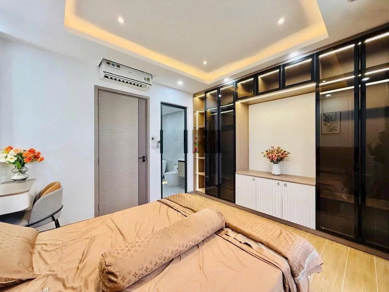 Nhà đẹp hẻm xe hơi 6m đường Nguyễn Thiện Thuật, Q3 xây 4 tầng, 42m2. Có sổ riêng