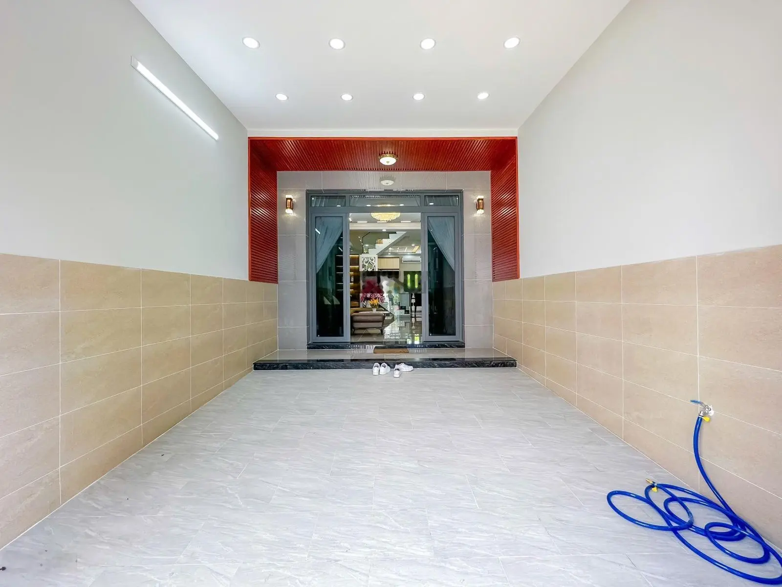 Bán nhà sổ riêng 60m2 hoàn công 3 tầng đầy đủ nói thất gần quận 7 chỉ 300m