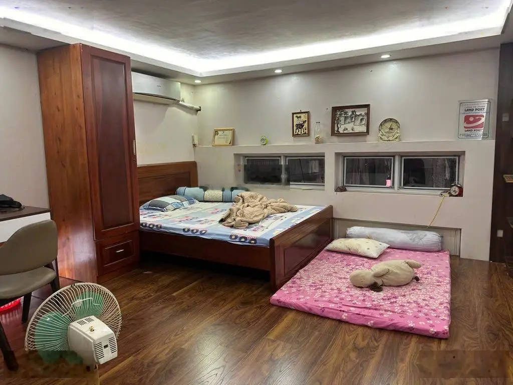 Cần bán gấp mảnh đất Đại Mỗ 90m2 tặng nhà 2 tầng MT: 8m ô tô 7 chỗ đỗ tránh - qua nhà