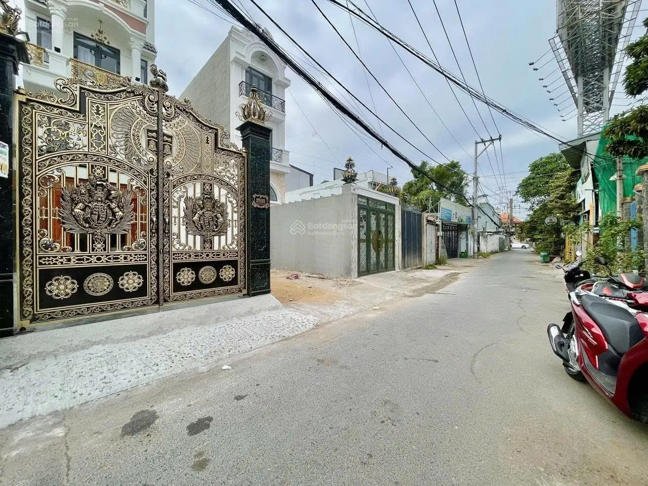 Ngộp! Bán gấp siêu phẩm nhà 109m2 x 5 tầng, QL13 Ngay Vạn Phúc City 9.9 tỷ