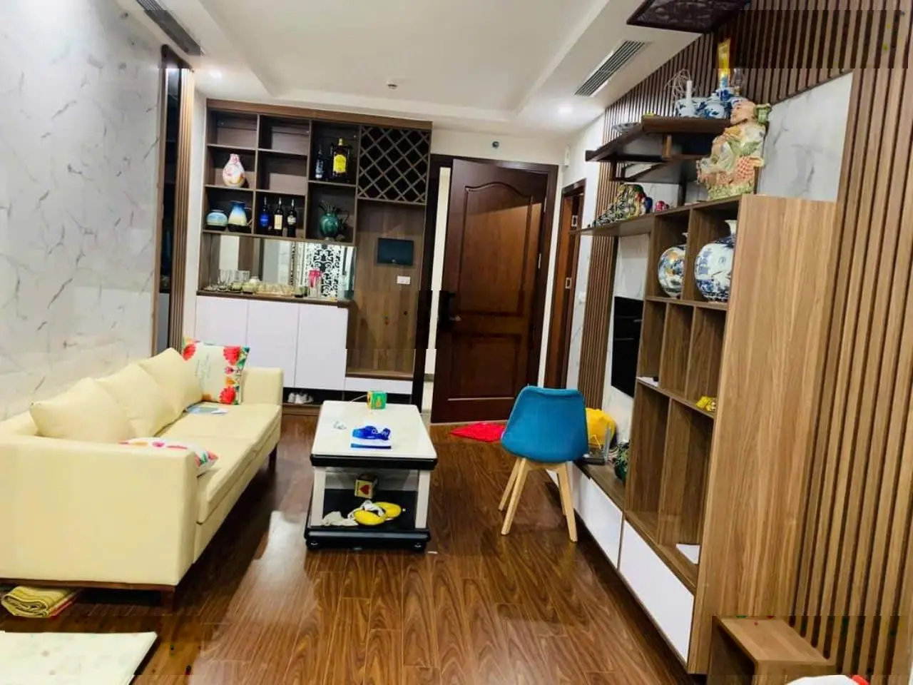 Bán nhanh căn hộ 70m2 siêu hiếm. Tầng đẹp, hướng mát. Sẵn sổ để lại full nội thất, có slot ô tô