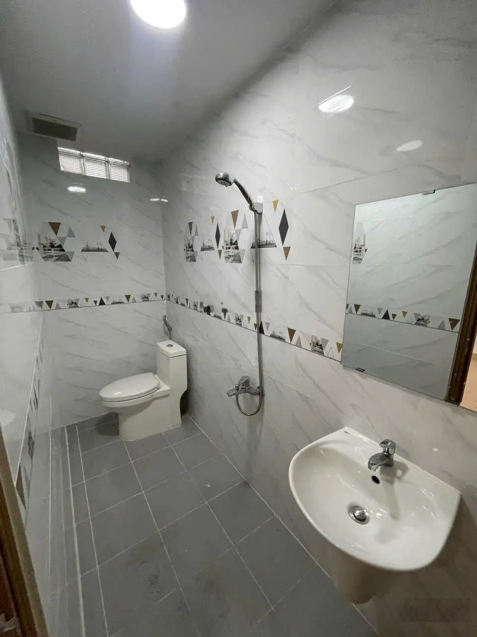 Nhà Trệt- 2 Lầu. Gần Làng ĐHQG Tp.HCM. DT: 73M2. Giá: 4.1 Tỷ Tl