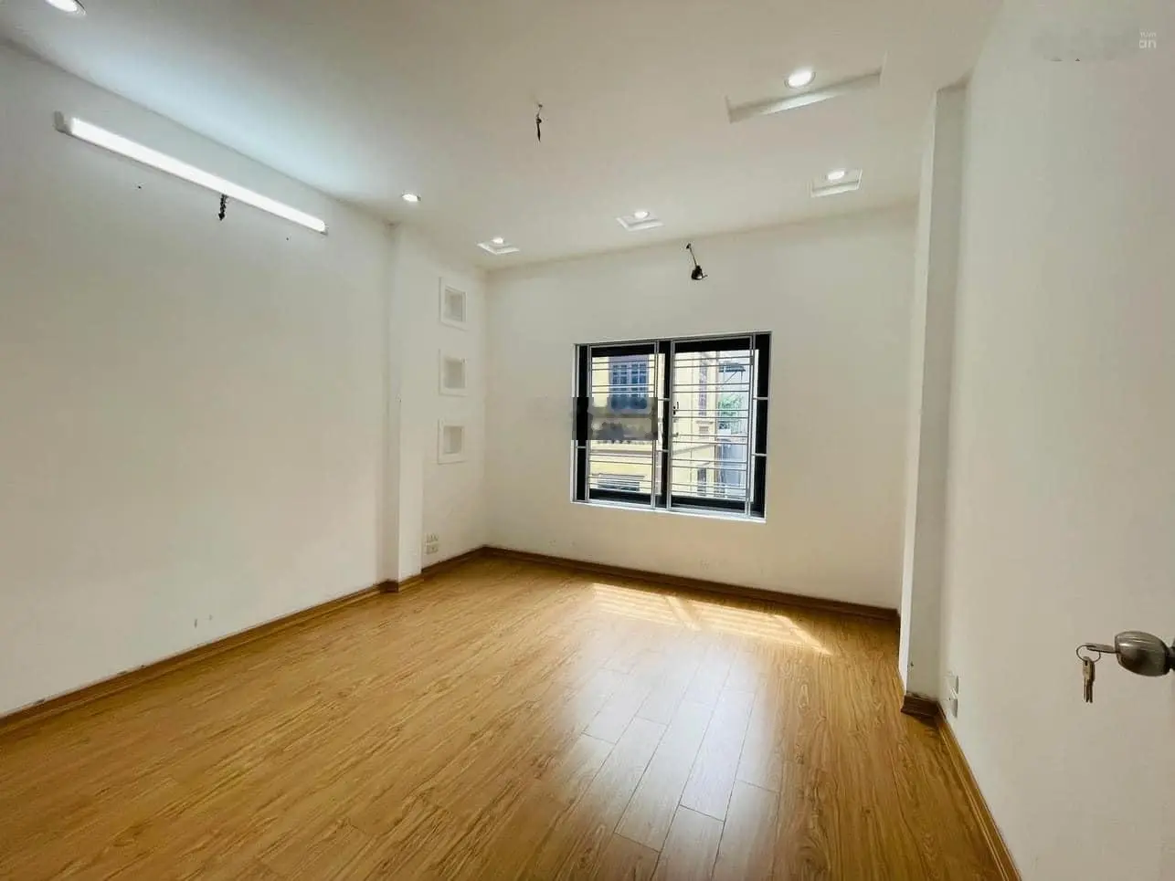 Ô tô vào nhà, Lạc Long Quân - Tây Hồ 41m2 - MT 3.6m - giá 8.27 tỷ (thương lượng)