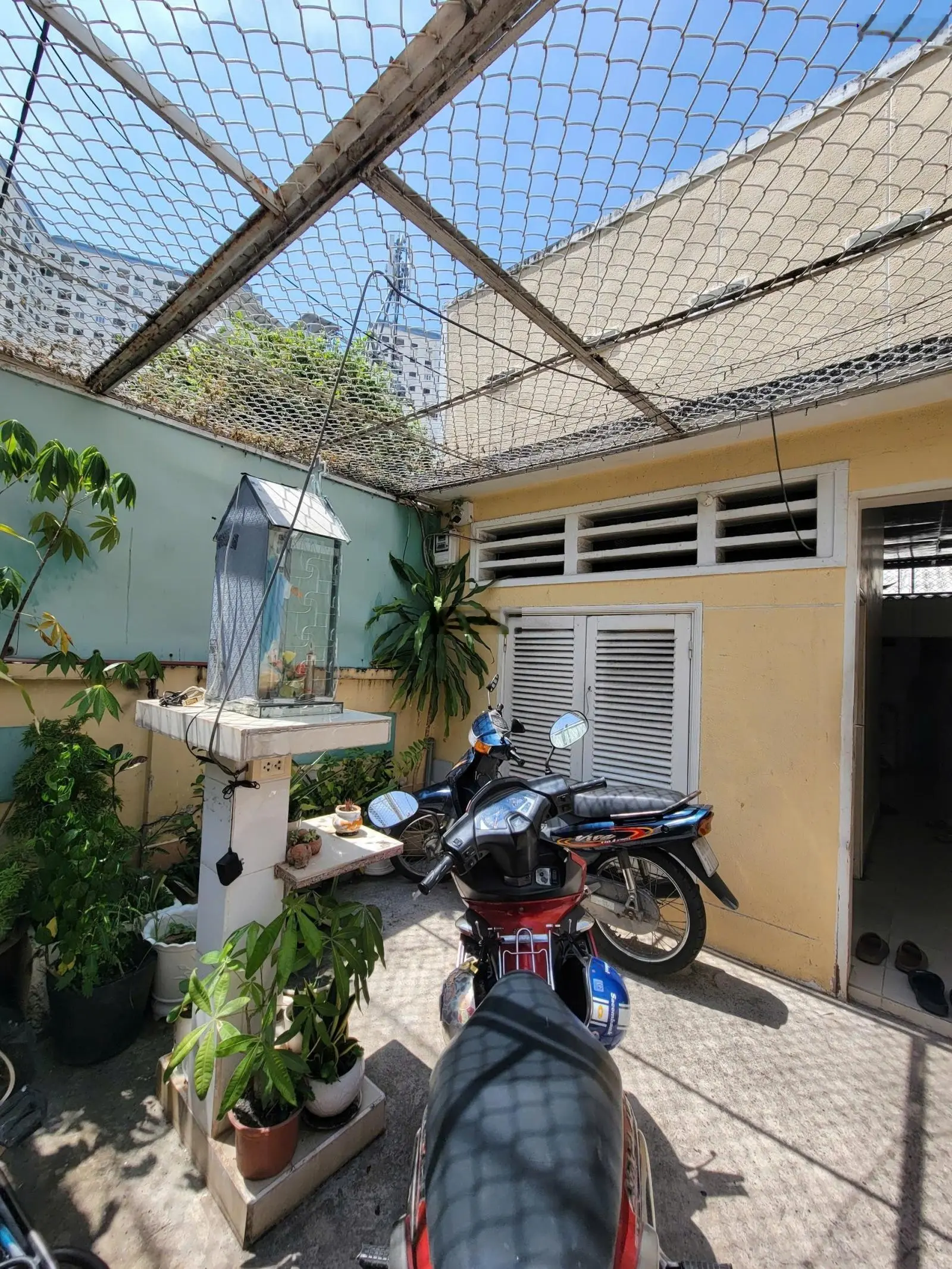 Hẻm ô tô quay đầu, 103,6m2, sổ vuông a4, gần hàng xanh, an ninh, dân trí cao