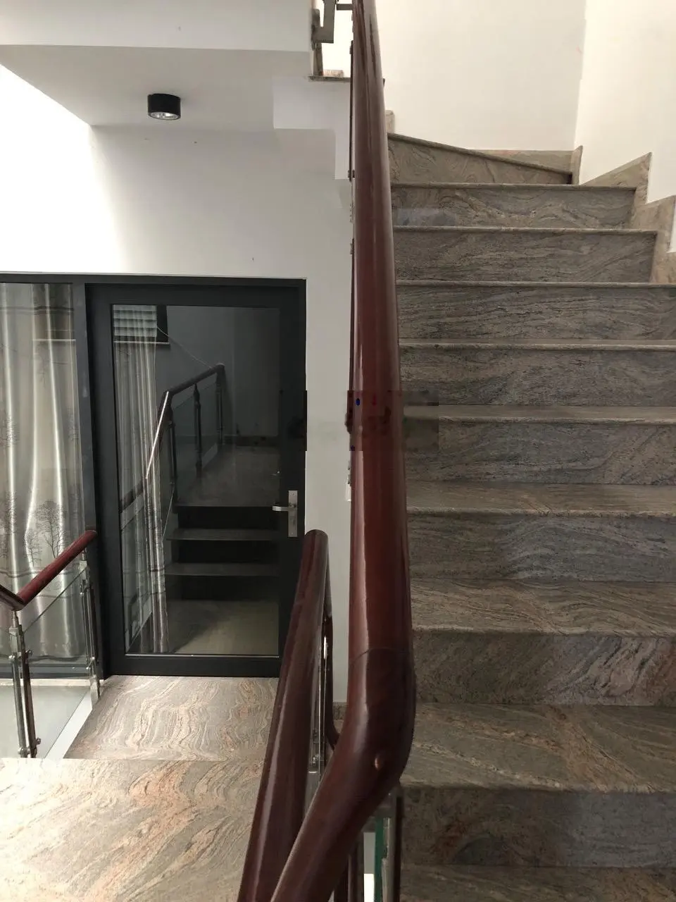 Bán nhà DT: 5.4x17m / 91.3m2/ 3 tầng / Gía 12.5 tỷ TL ngay ngã tư Hồng Hà - Bạch Đằng