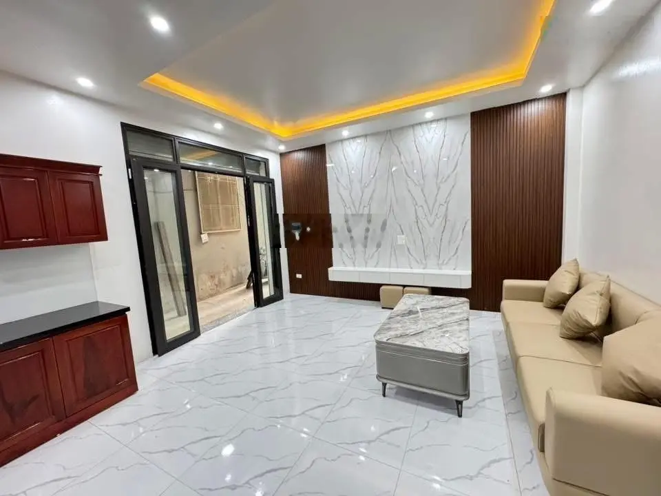 Chính chủ em cần bán. Nhà mới 4,5 tầng, 30m2 lô góc mặt tiền rộng. Giá 6,8 tỷ. Lh: 0971971546
