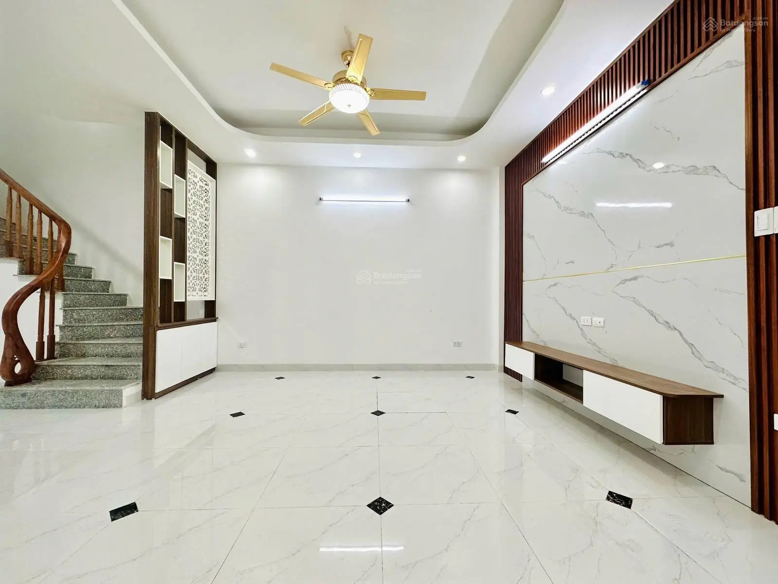 Nhà bán xây mới hiếm Định Công Hoàng Mai 32m2 5T MT 5m gần trường chợ giá rẻ sổ đỏ riêng chỉ 5.5tỷ