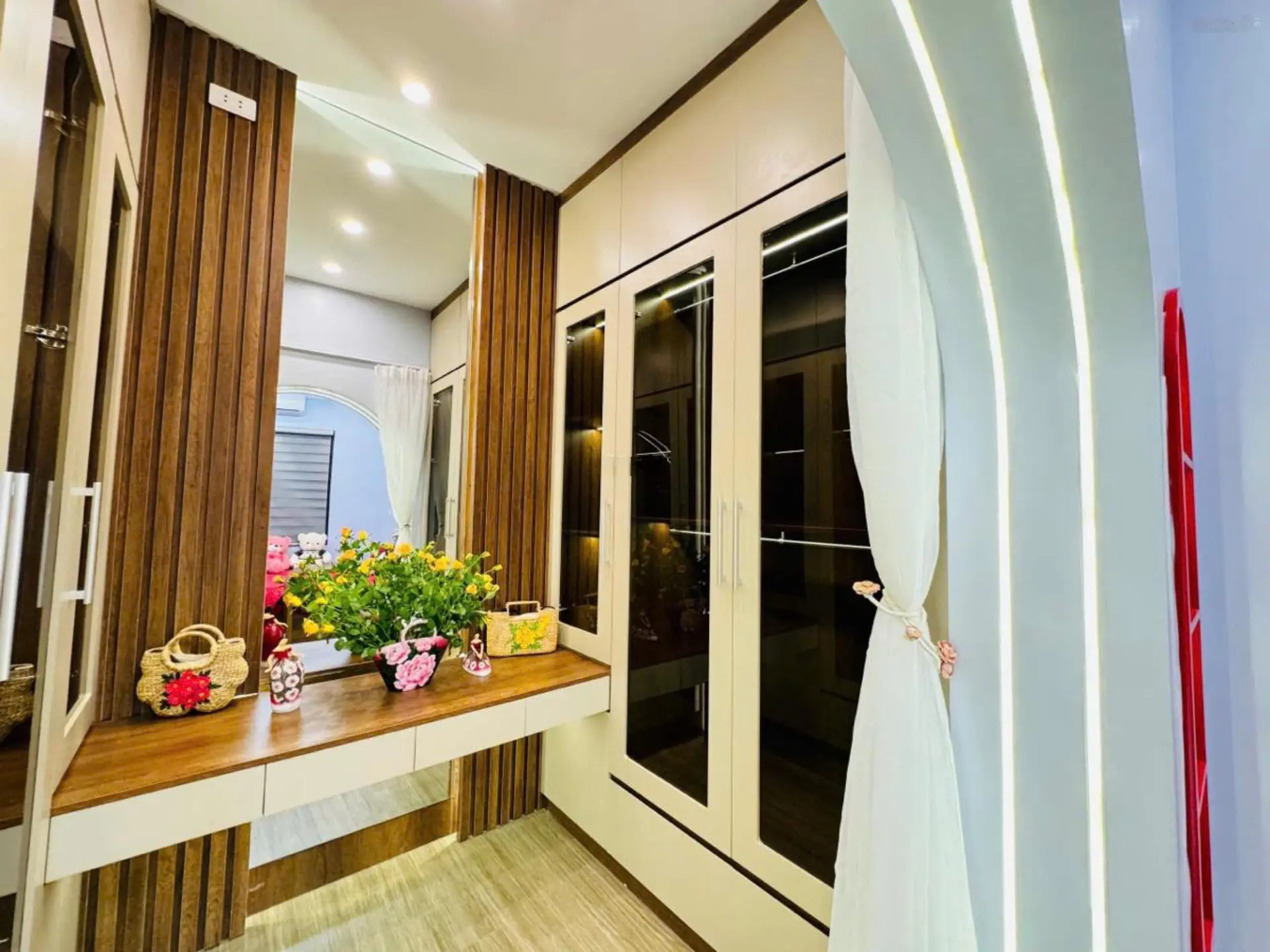 Mặt tiền khủng - kinh doanh đỉnh - oto đỗ cửa - ngõ thông khắp ngả, tặng full nội thất