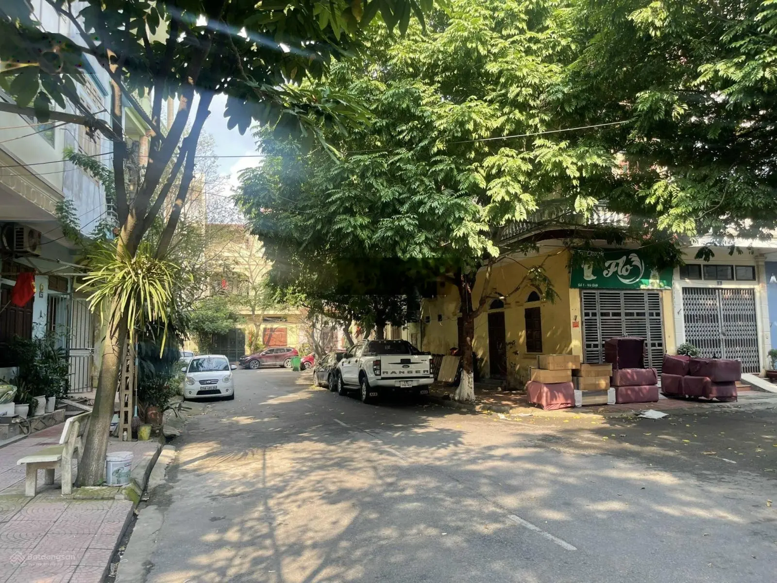 Bán nhà 3 tầng đường vũ giới , thông ra phố nguyễn huy tưởng , và nguyễn gia thiều .