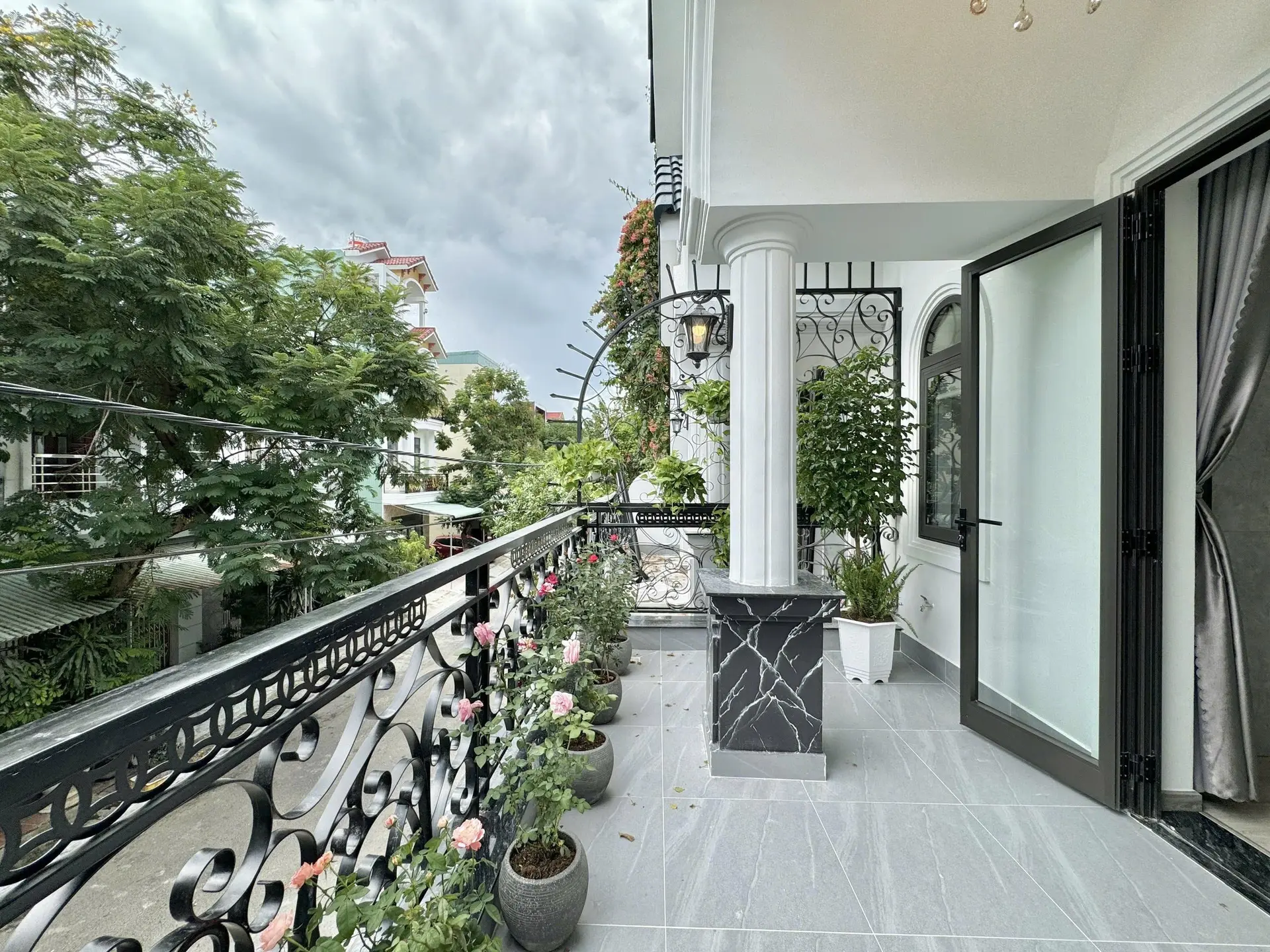 Nhà đẹp Đà Nẵng - Bán nhà 3 tầng Tân Cổ Điển, 3PN, tặng full nội thất, sân oto