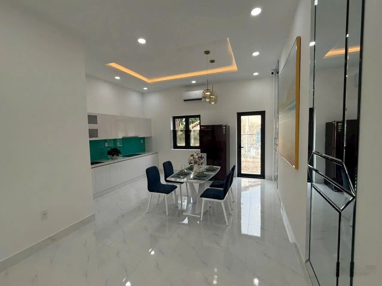 Nhà phố rộng rãi rất đẹp bàn giao hoàn, MT Đại Lộ Hùng Vương, P. An Điền, Bến Cát. Giá: 2.35 tỷ