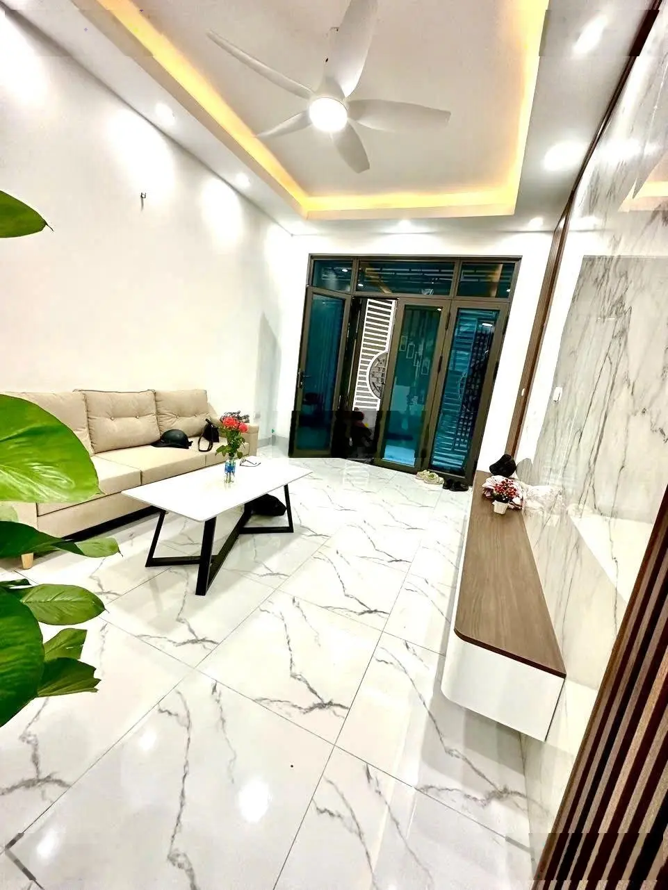 Nhà đẹp Nguyễn Khang. Phân lô , gần ôtô sát phố . sẵn ở ngay
