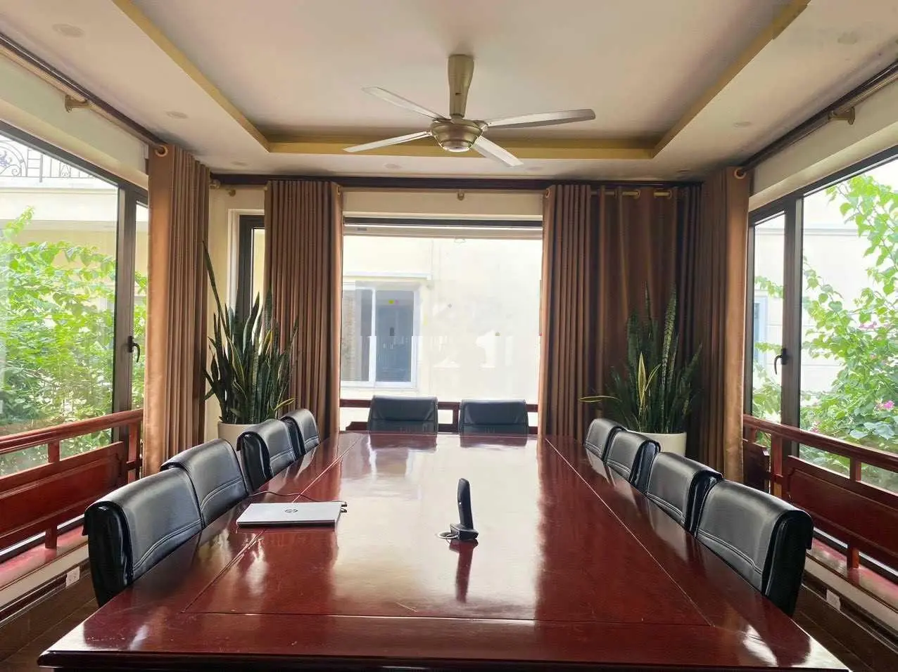 Cần bán nhanh 326m2 nhà hoàn thiện đẹp có tầng hầm đồ gỗ nội thất đẳng cấp được xây dựng cẩn thận