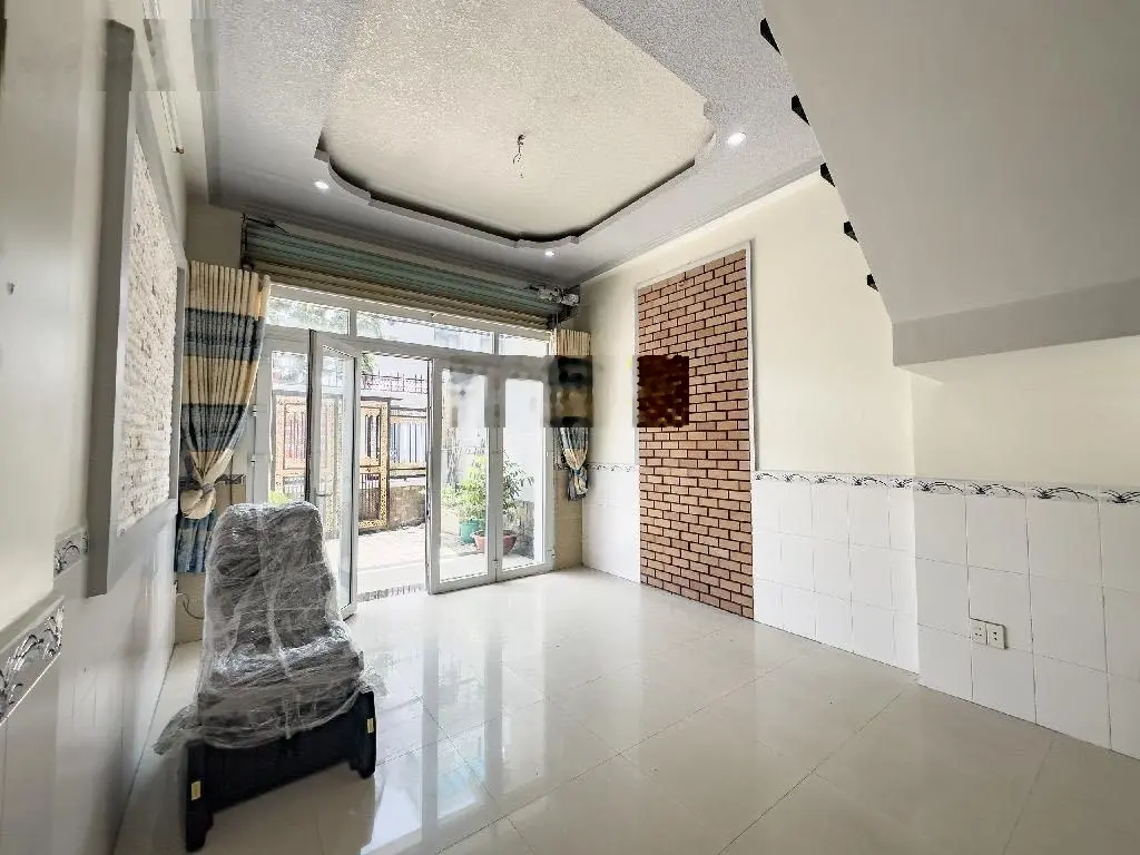 Nhà, vị trí đẹp, hẻm 7m. DT 11 x 35m. Chỉ 12.7 tỷ. Ngay TT Hóc môn, khu nhiều VP công ty