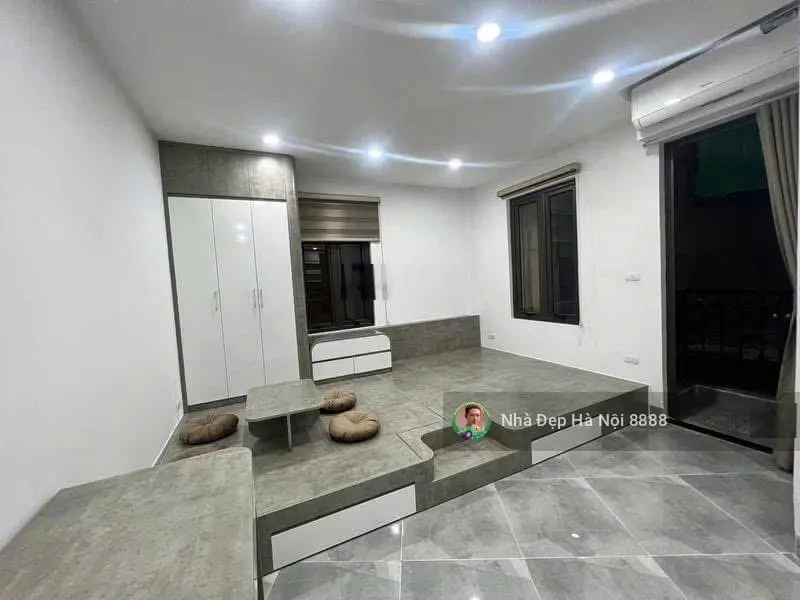 Chỉ cách hồ 20m một căn nhà mới xây kiêu hãnh vươn lên giữa lòng phố 6 tầng, thang máy mặt tiền 4m