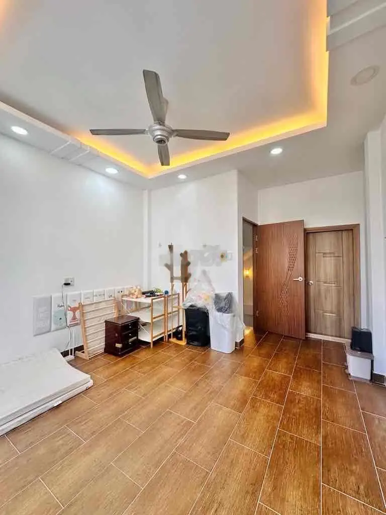 *Xe Hơi quay đầu - Sát Mặt Tiền* 5 tầng - ngang 4 (ko lộ giới)