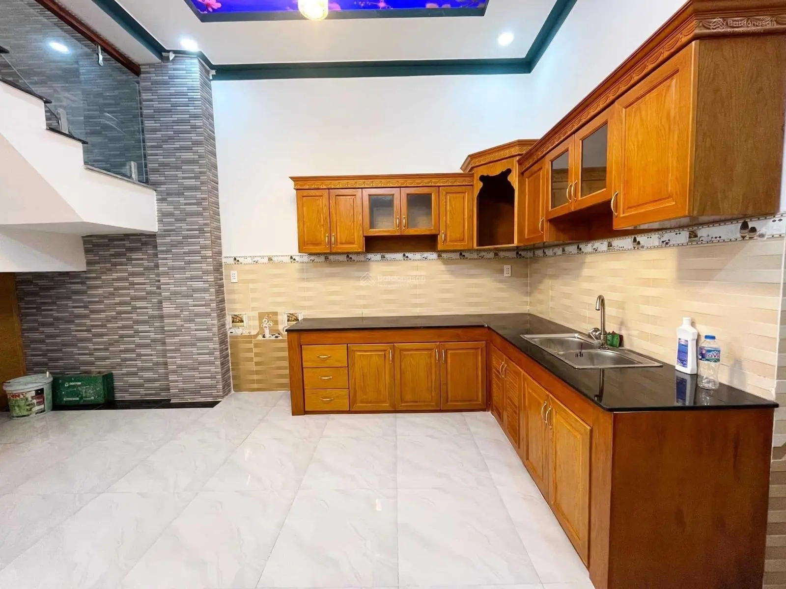 2 căn nhà liền kề 1 lầu 80m2, Bình Chánh, ngay trạm y tế Hưng Long, cần sang chủ mới 1ty850