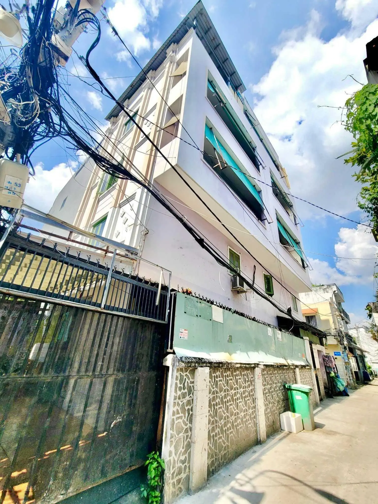 Bán tòa căn hộ dịch vụ góc 3 mặt tiền hẻm xe hơi Huỳnh Tấn Phát Q7