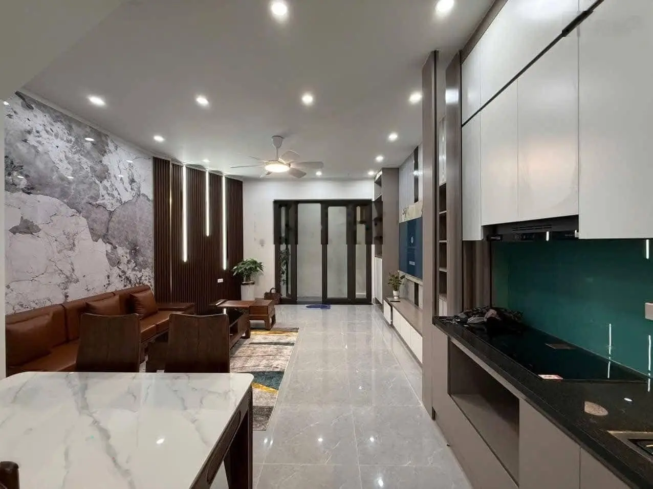 Nguyễn Văn Huyên! Nhà mới, full đồ, ở ngay, nhanh tay 5 tầng giá đẹp