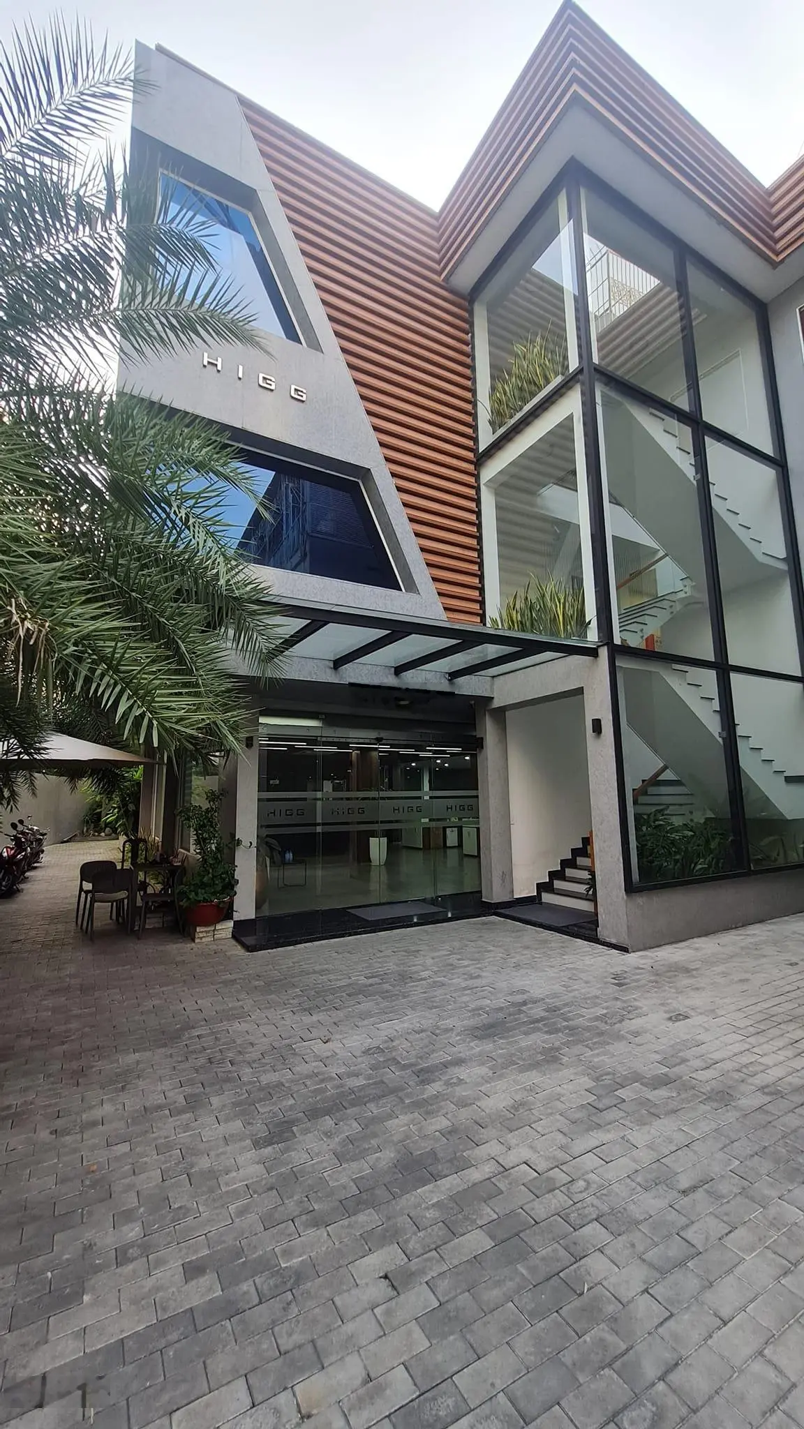 Bán gấp tòa nhà Q. Tân Bình 600m2 3L ngay MT đường Bành Văn Trân, sổ hồng riêng