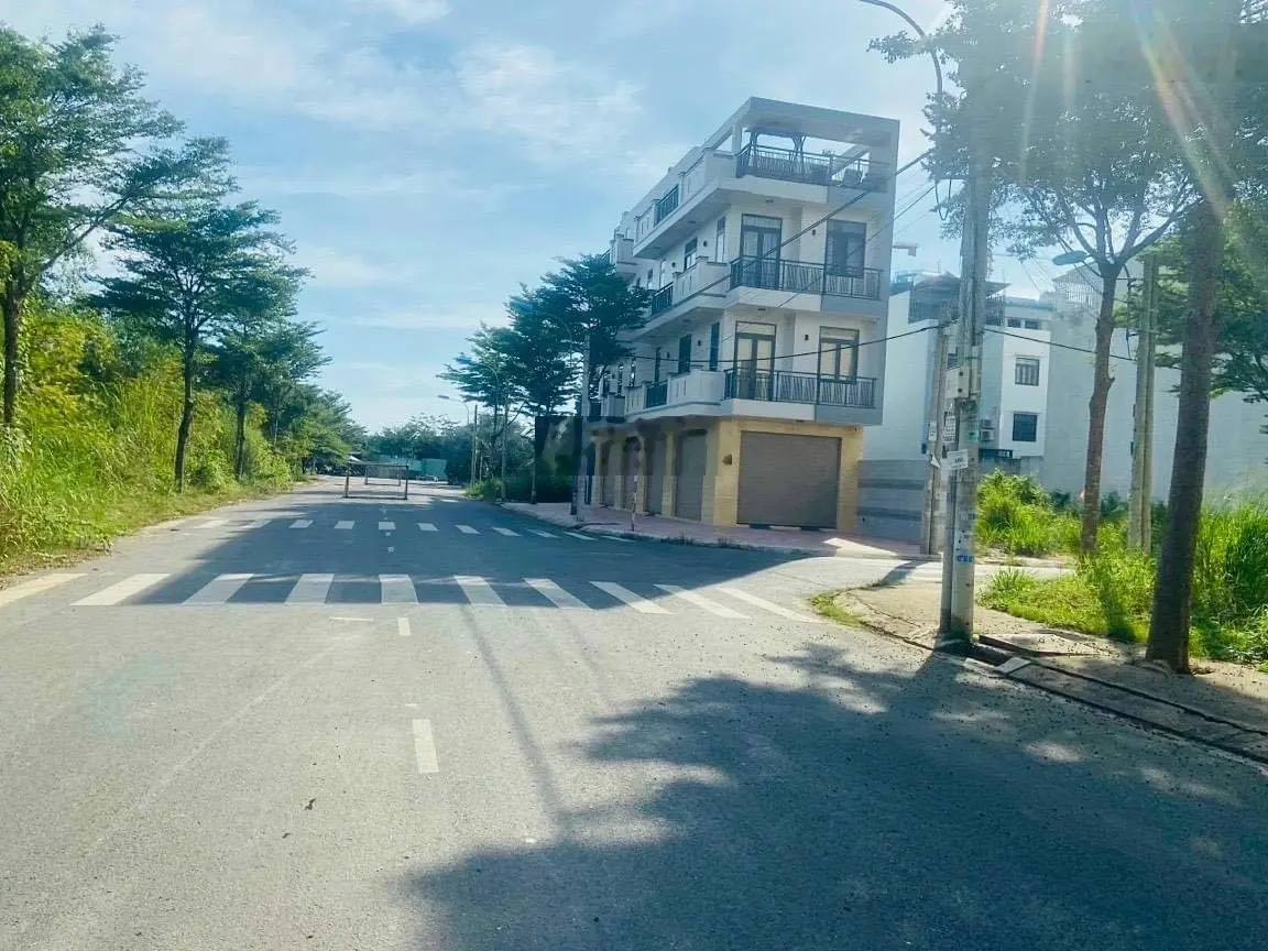 Sở hữu ngay nền 90m2/2tỷ6 KDC ven sông P. Tân Phong, Q7. Sổ sẵn, XDTD, view công viên