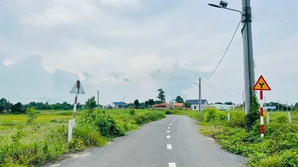 Bán đất thổ cư trung tâm hành chính huyện Đất Đỏ, 10x37M - 370m2 - 120tc cách Biển 7km