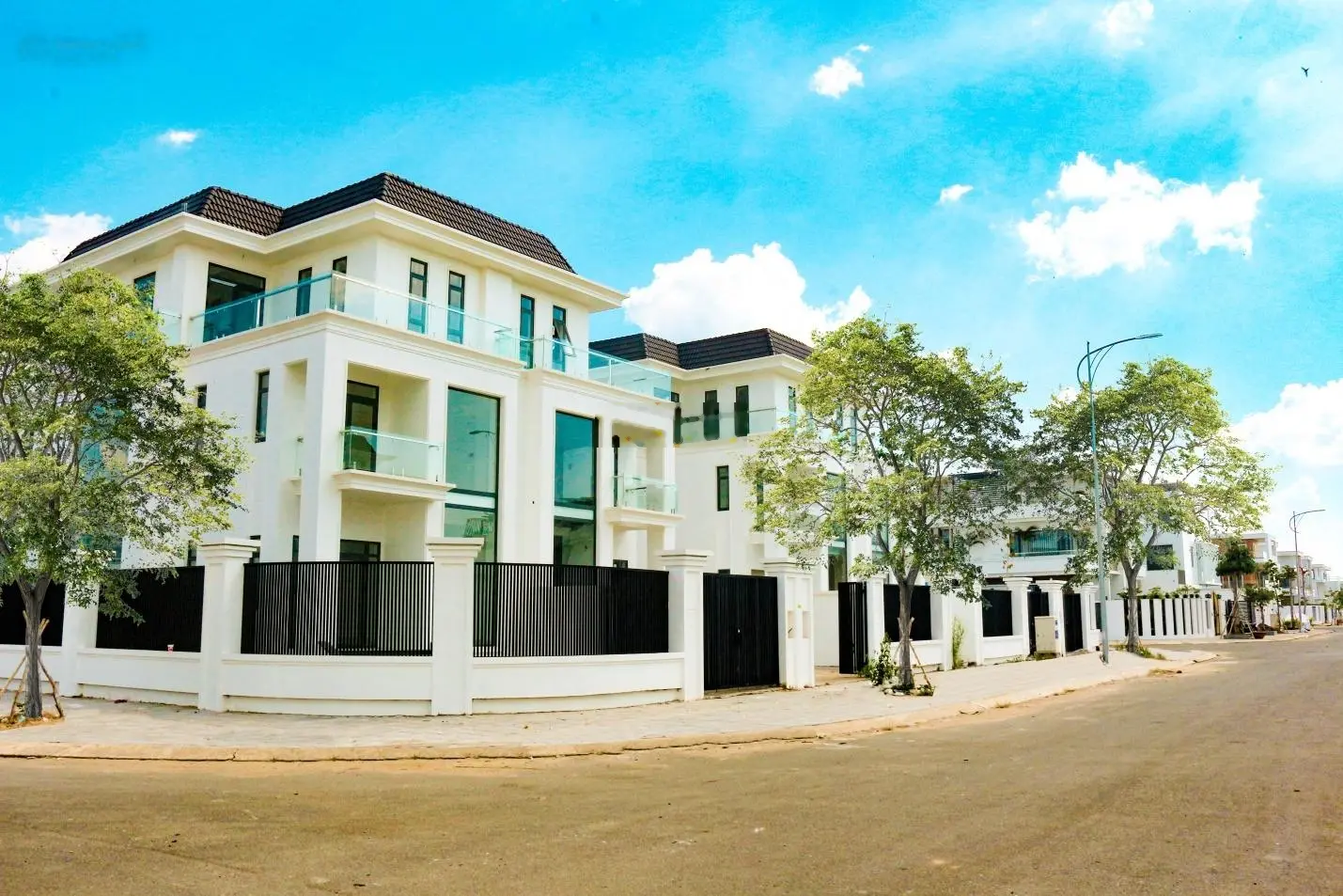Khu nhà vip - 100 m2 - đang cho thuê 25tr/th - nhà đẹp, kế chợ Bình Chánh. Lh: 0394 000 ***