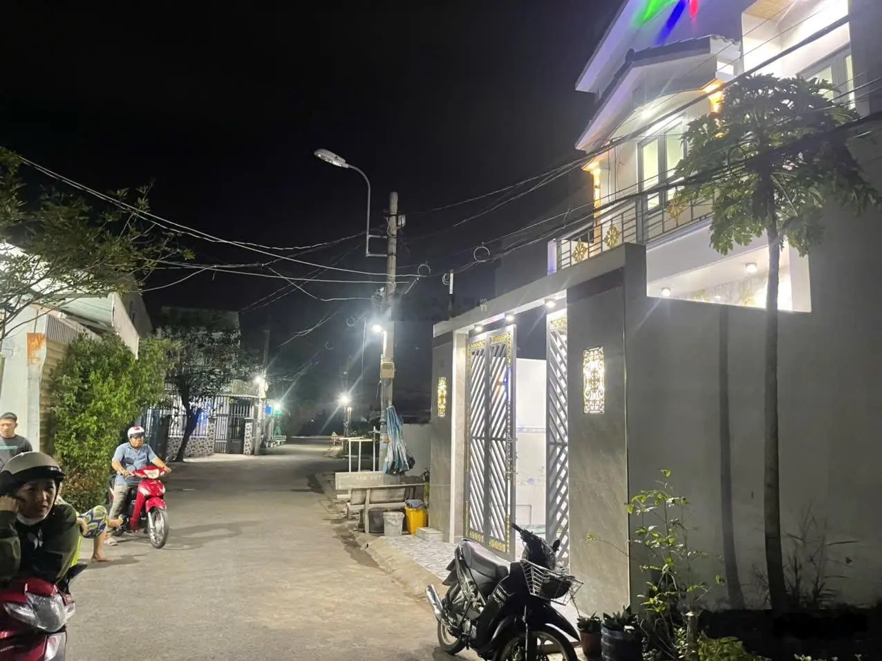 Nhà mới xây, ngay ủy ban xã Qui Đức (5,2 x 16)m 1 lầu 3,9 tỷ. Đường nhựa khu phân lô