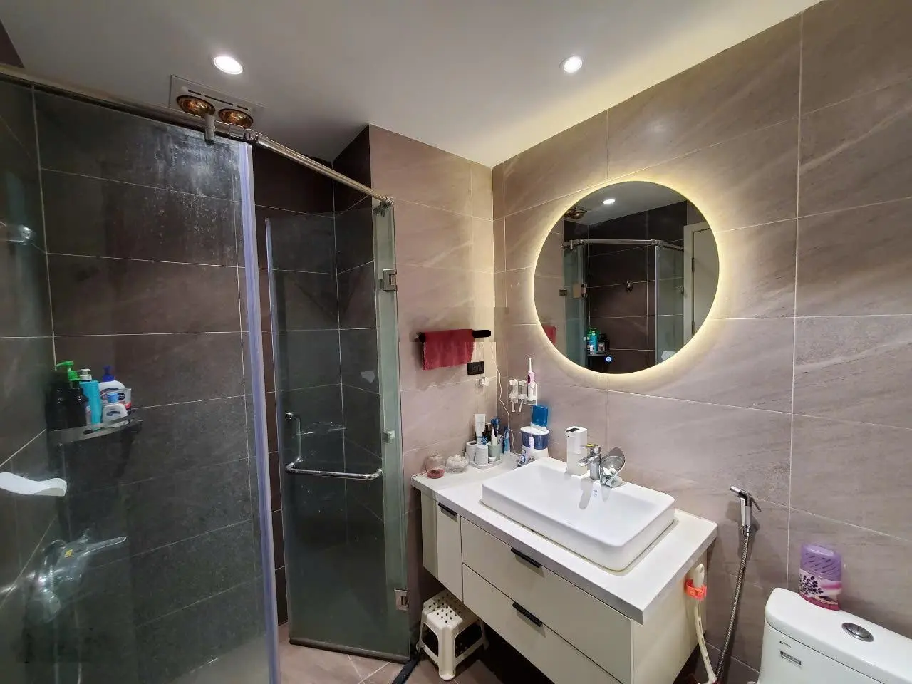 Chính chủ cần bán căn 87m2 tầng đẹp full nội thất cao cấp giá thiện chí bán. Thương lượng trực tiếp