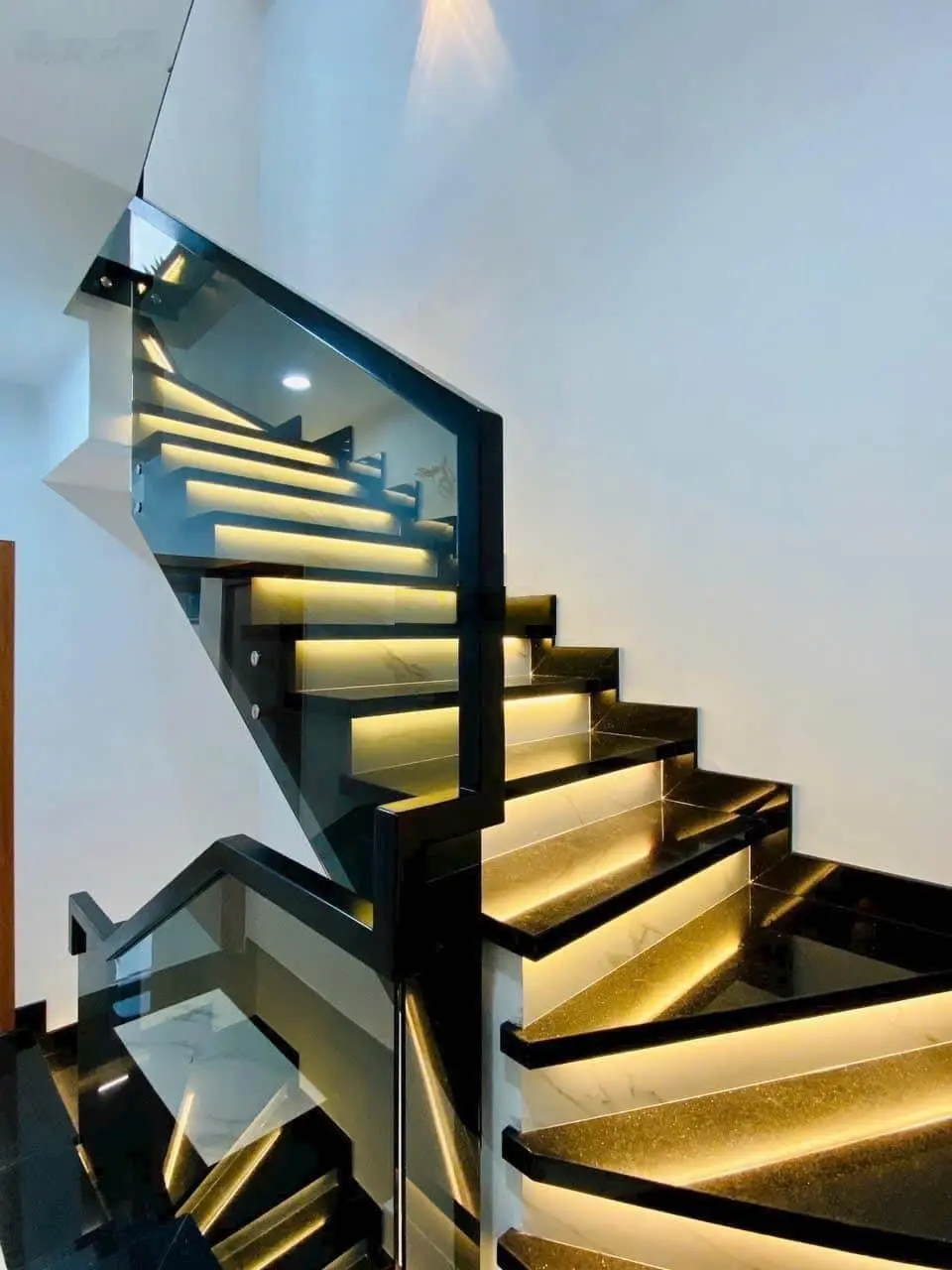 Bán nhà đang cho thuê: 14 triệu/ tháng gần Chợ Vạn Kiếp, Bình Thạnh. Bao sổ 60m2. Hẻm 5m