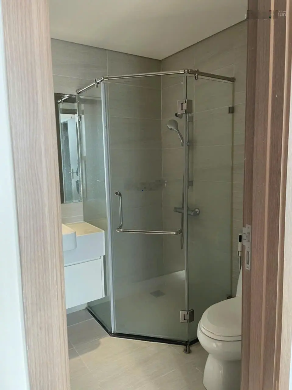 Bán căn 2 ngủ diện tích 77m2, nhà nhiều cửa sổ thông thoáng, vị trí thuận tiện đủ đường, sổ đỏ sẵn