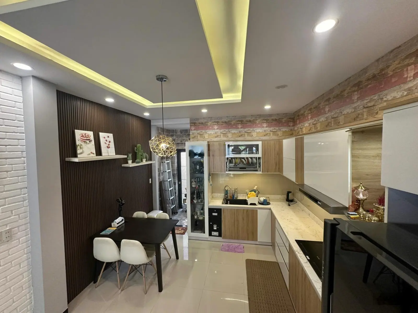 Bán nhà đẹp 4 tầng mặt tiền kinh doanh ngay siêu thị Lotte Mart - Hải Châu, Đà Nẵng chỉ 6,2 tỷ TL