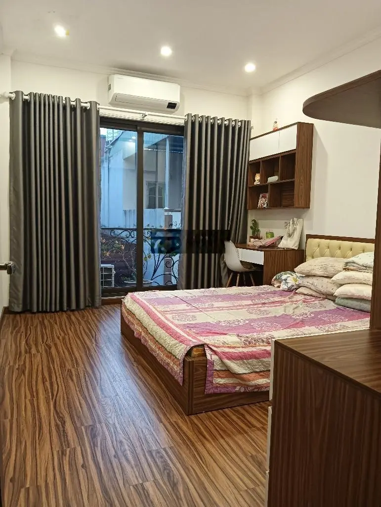 Nhà đẹp - ngọc thuỵ- gần phố - đường rộng - ngõ thông - ô tô đỗ cổng - tiện ích - ở sướng