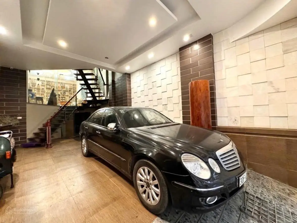 Hiếm! Nhà đẹp phân lô Chùa Láng. Ô tô chạy vòng quanh, gara, vỉa hè 2m, kinh doanh. 55m2.5 tầng.