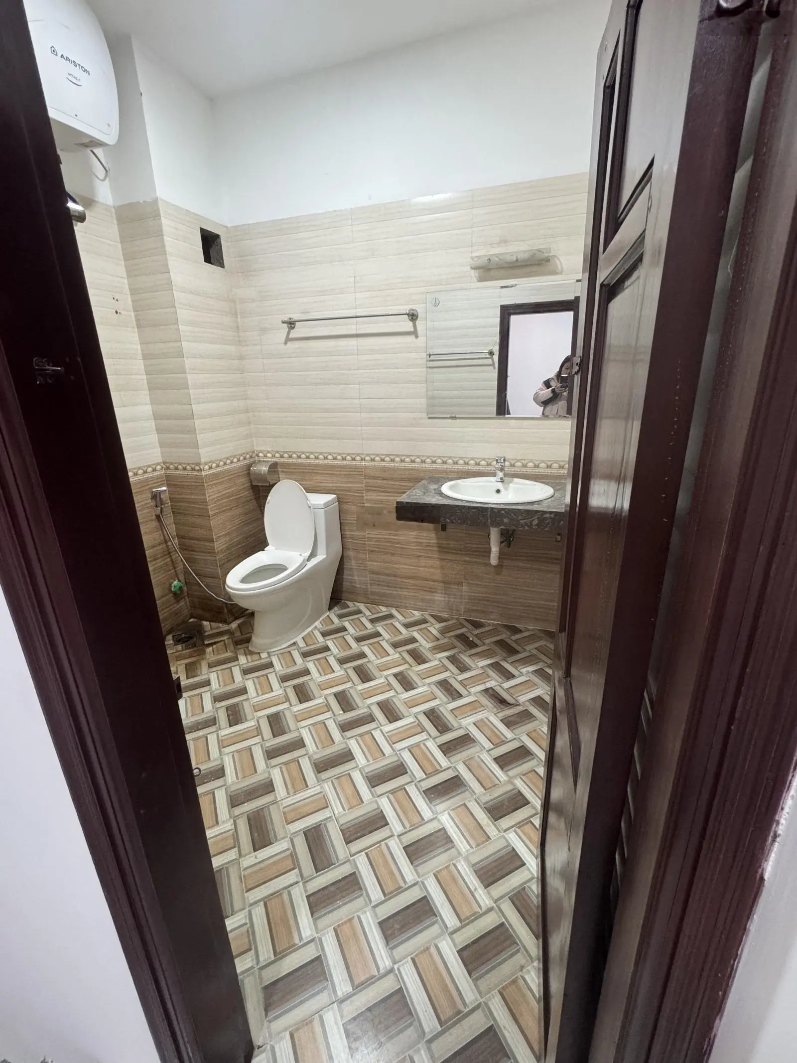Nhà vị trí đẹp tt thuận tiện đi lại và sinh hoạt. la khê hà đông hà nội nhỉnh 5 tỷ 0979873188