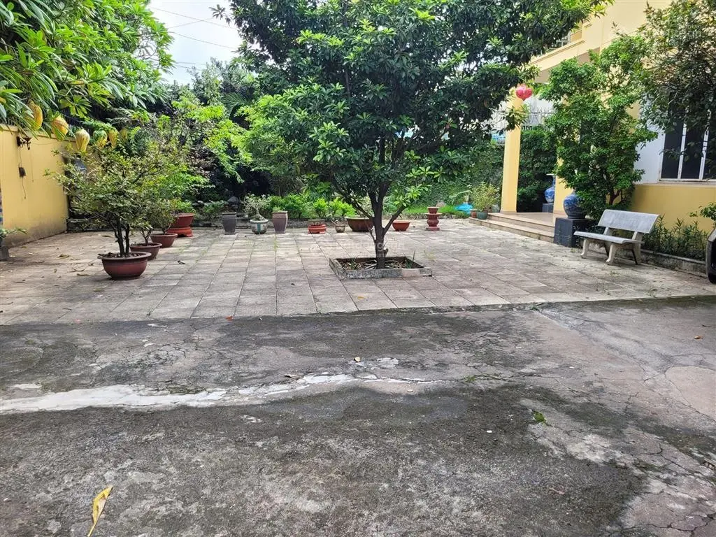 Bán biệt thự sân vườn, mặt tiền đường kd sầm uất, gần bv thủ đức, 870m2, chỉ 75 tỷ.