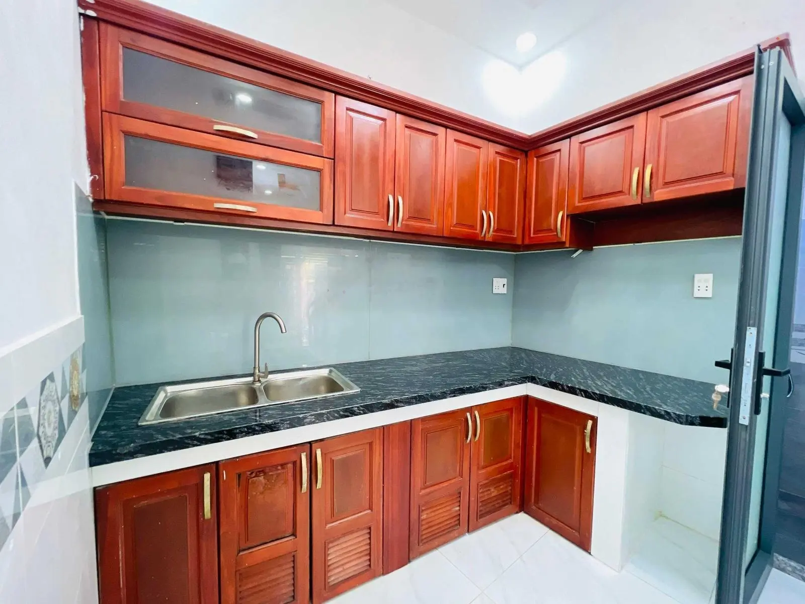 Bán nhà 2 lầu 4pn đường 6m thông thoáng DT 4x11 ở ngay đúng hình 100%
