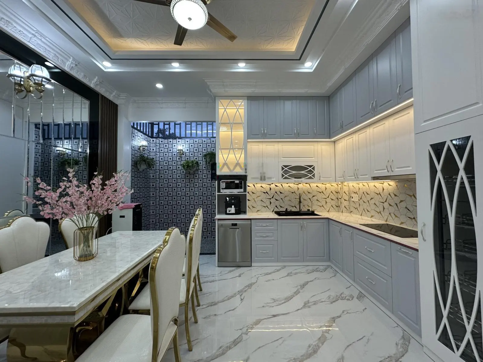 Siêu phẩm nhà phố tân cổ điển [9 tỷ 2]- chỉ cách quận 7 5 phút di chuyển!