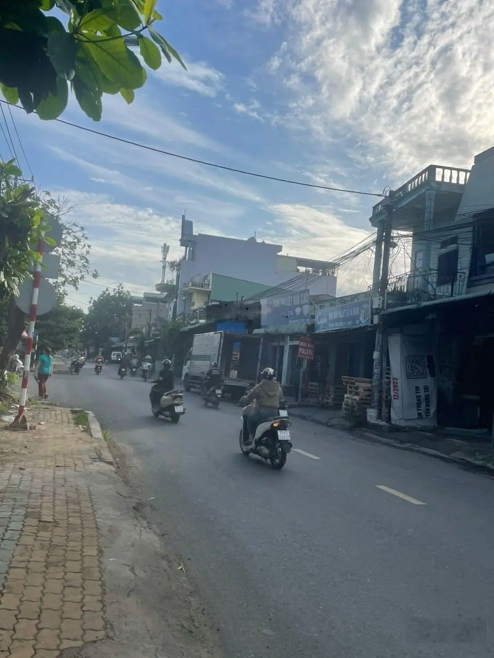 Nhà 2 tầng 137m2 ngang 12m đang cho thuê 20tr/tháng- măt tiền kinh doanh giá rẻ 5.x tỷ