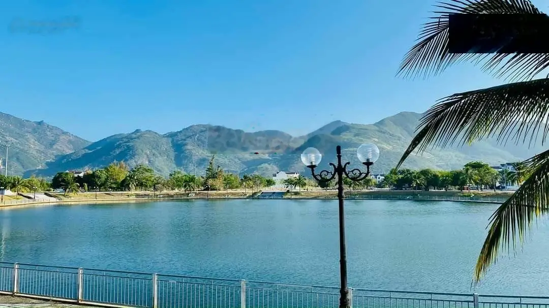 Cần bán lại nền đẹp Golden Bay view hồ view công viên, đường 26m giá tốt LH 0908 207 ***