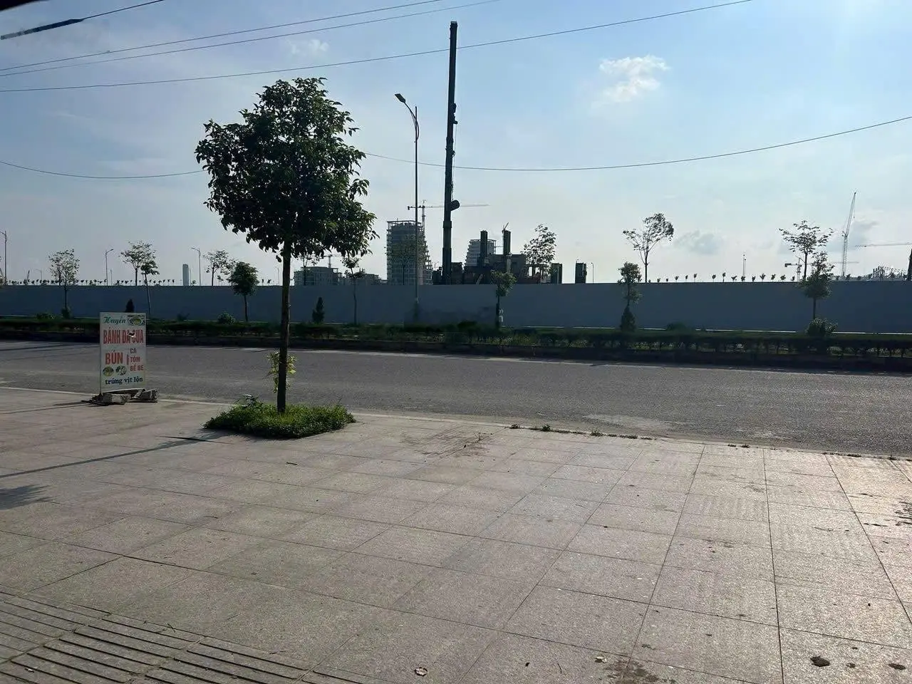 Mặt đường 45m - khu D - Bắc Sông Cấm DT : 81m2 - Ngang 6m giá 13,xx tỷ em Đức: 0383 196 ***zalo)