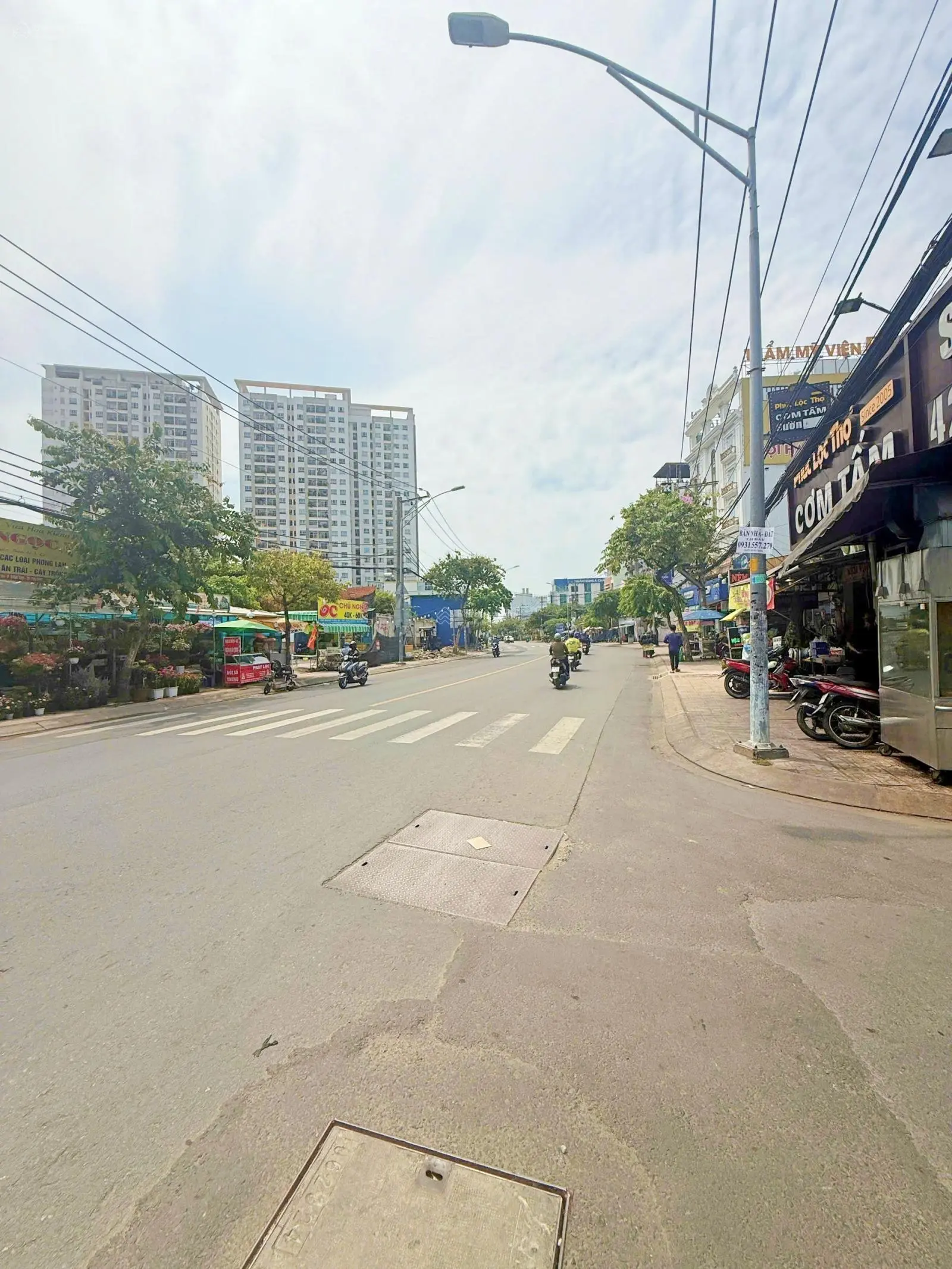 Bán gấp nhà 3 tầng khu đồng bộ có khu vui chơi ngay đường đặng văn bi, cách xa lộ hà nội 300m