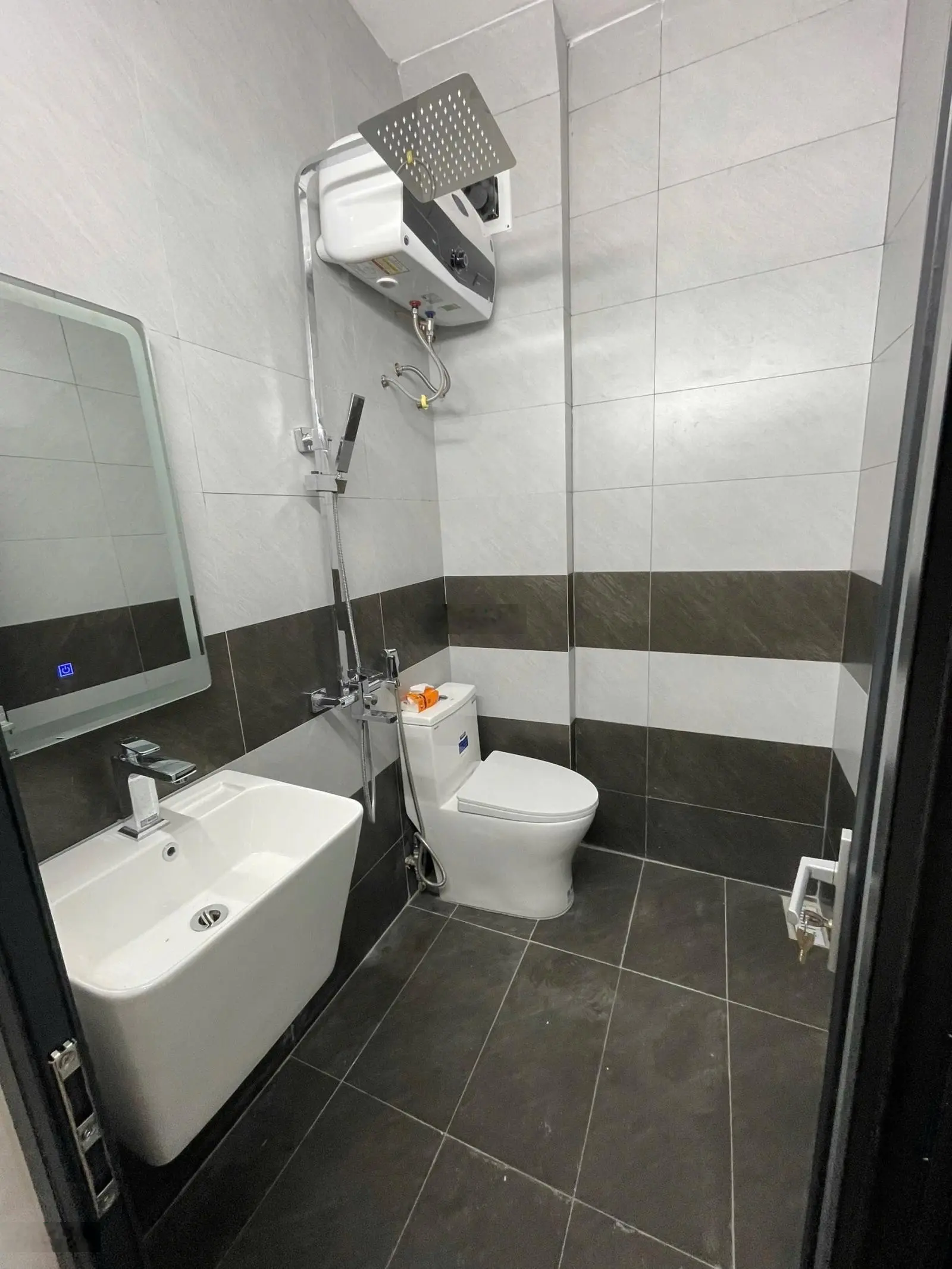 Bán gấp nhà Phố Trích Sài-Cách 5m ra mặt Phố.Dt:35m2,4 T,full nội thất.Giá:15,5 tỷ có TL.Siêu hiếm
