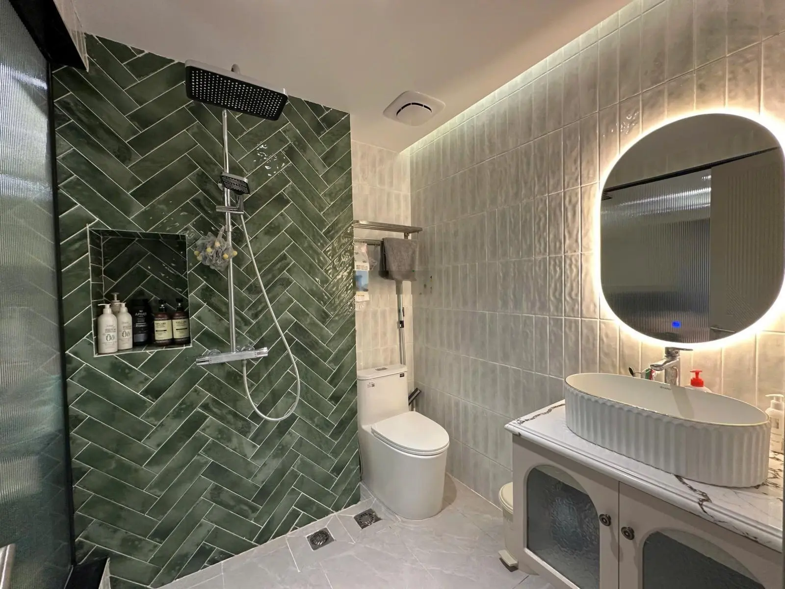 Phân lô Ngọc Khánh . Phố Vip quận Ba Đình . 7 tầng thang máy xịn . Siêu siêu đẹp .